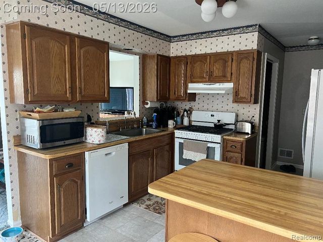 21384 Deerfield Drive, Trenton, MI 48183