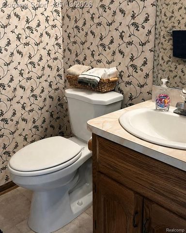 21384 Deerfield Drive, Trenton, MI 48183