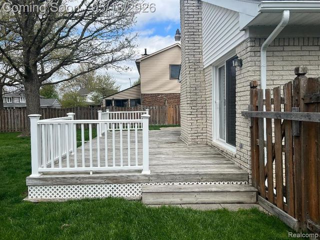 21384 Deerfield Drive, Trenton, MI 48183