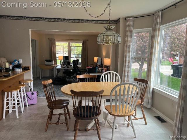 21384 Deerfield Drive, Trenton, MI 48183
