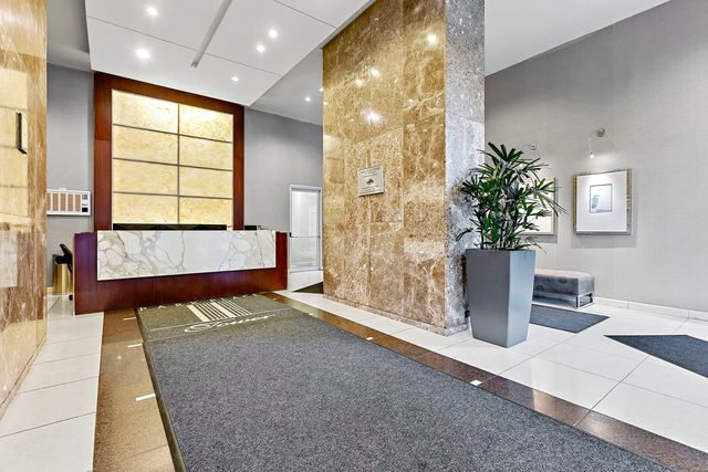 655 W IRVING PARK Road 611, Chicago, IL 60613