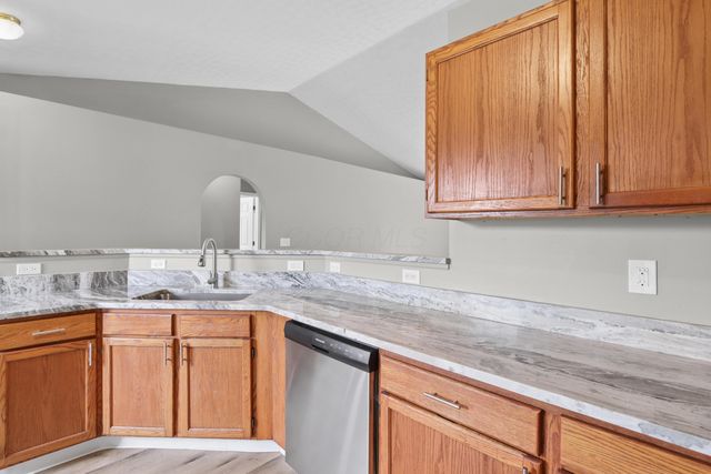 385 Oak Village Drive, Columbus, OH 43207