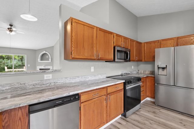 385 Oak Village Drive, Columbus, OH 43207