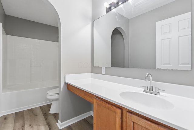 385 Oak Village Drive, Columbus, OH 43207