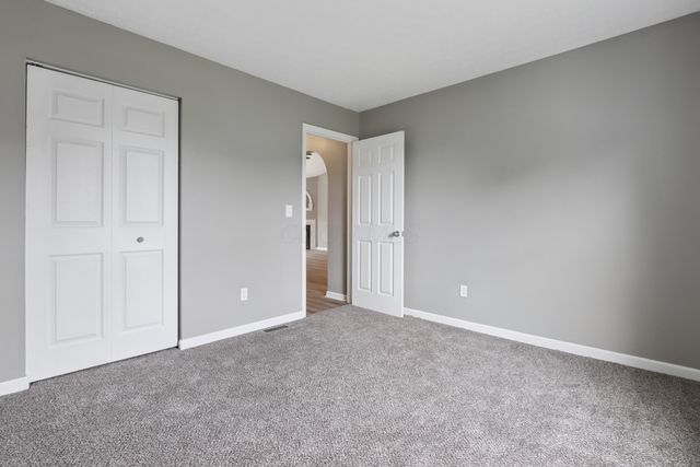 385 Oak Village Drive, Columbus, OH 43207
