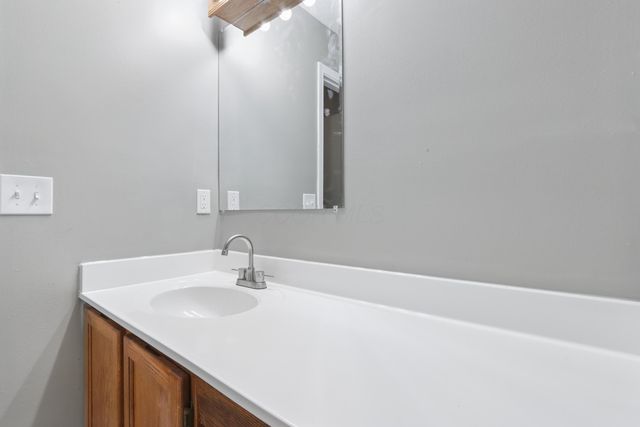 385 Oak Village Drive, Columbus, OH 43207