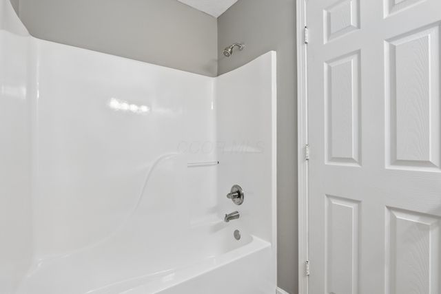 385 Oak Village Drive, Columbus, OH 43207