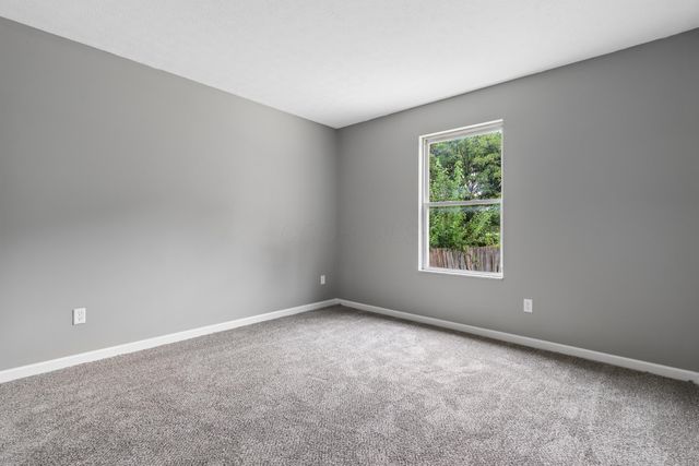 385 Oak Village Drive, Columbus, OH 43207