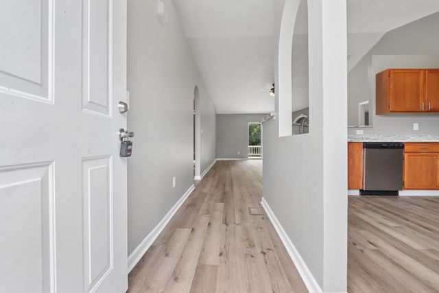 385 Oak Village Drive, Columbus, OH 43207