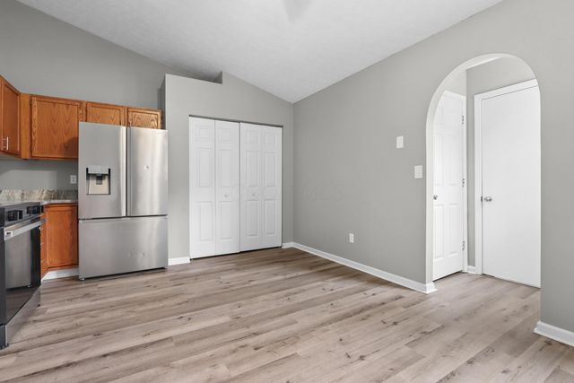 385 Oak Village Drive, Columbus, OH 43207