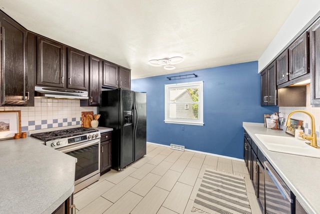 1376 Aldoro DRIVE, Waukesha, WI 53188
