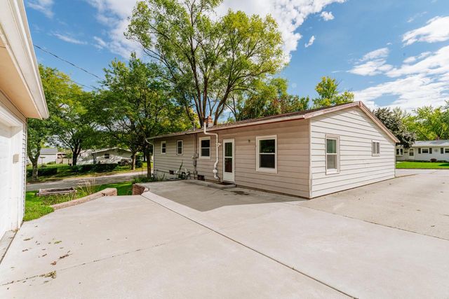 1376 Aldoro DRIVE, Waukesha, WI 53188