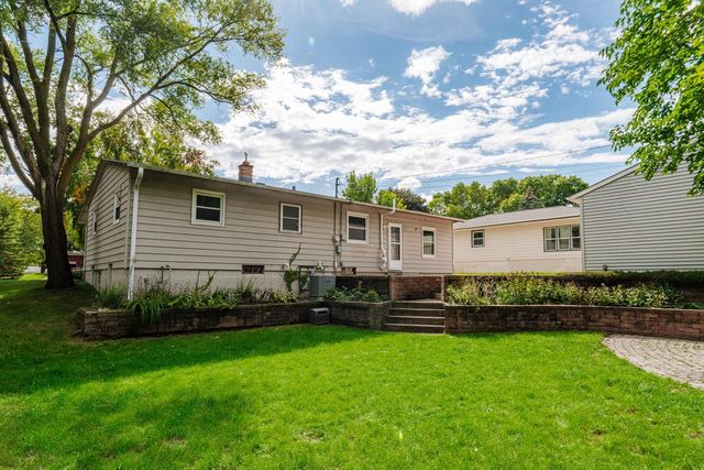 1376 Aldoro DRIVE, Waukesha, WI 53188