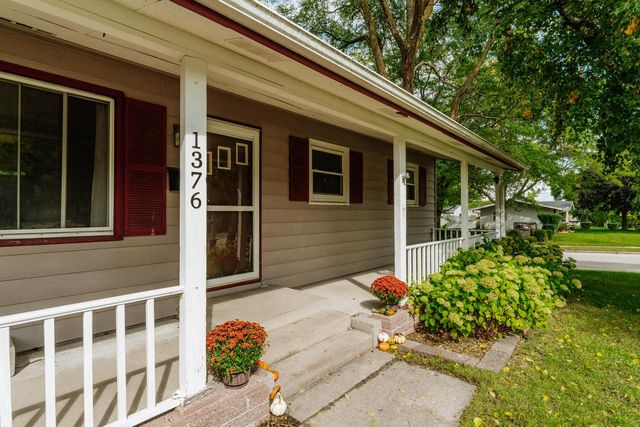 1376 Aldoro DRIVE, Waukesha, WI 53188