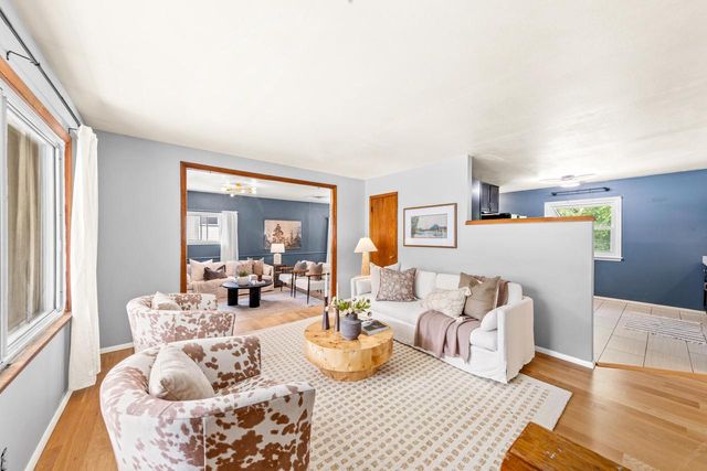 1376 Aldoro DRIVE, Waukesha, WI 53188
