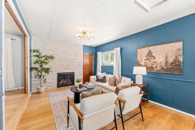 1376 Aldoro DRIVE, Waukesha, WI 53188
