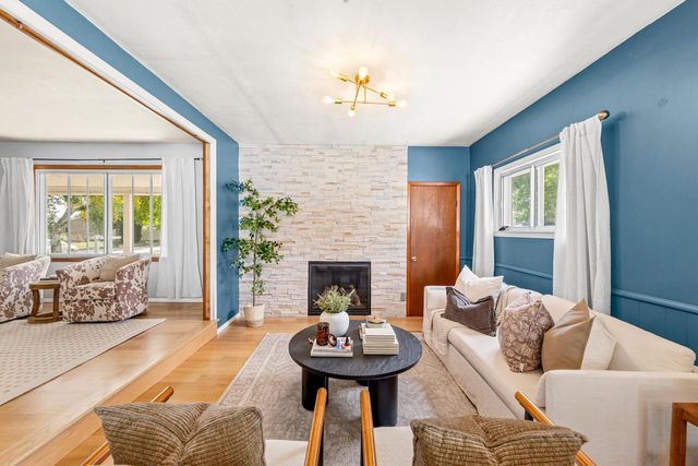 1376 Aldoro DRIVE, Waukesha, WI 53188