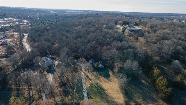 4047 N Valerie Drive, Fayetteville, AR 72703