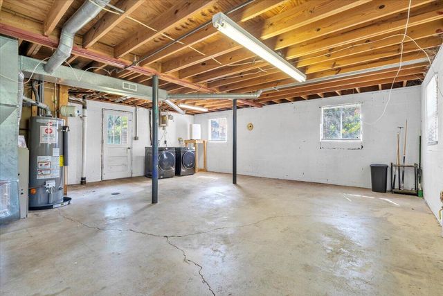 569 Holiday RD, Vinton, VA 24179