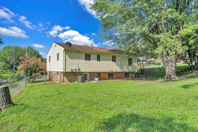 569 Holiday RD, Vinton, VA 24179