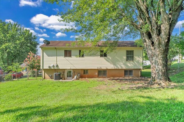 569 Holiday RD, Vinton, VA 24179