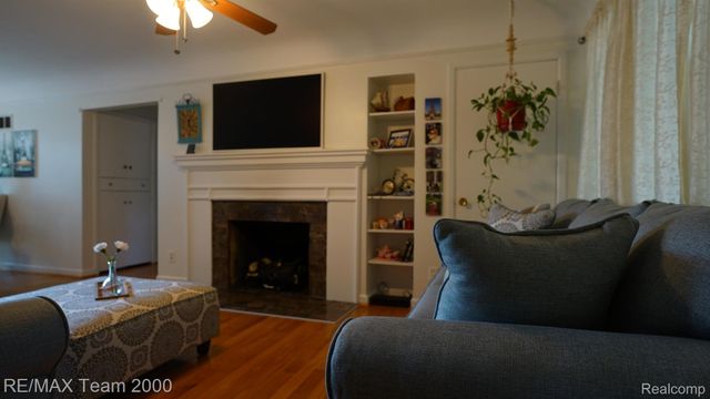 3 BOONE Lane, Dearborn, MI 48120