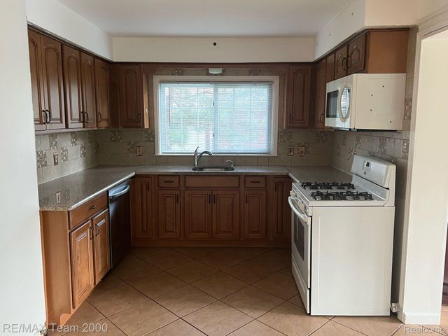 3 BOONE Lane, Dearborn, MI 48120