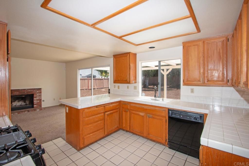 Image 10 of property listing at 800 Foxwood Drive, Oceanside, CA 92057