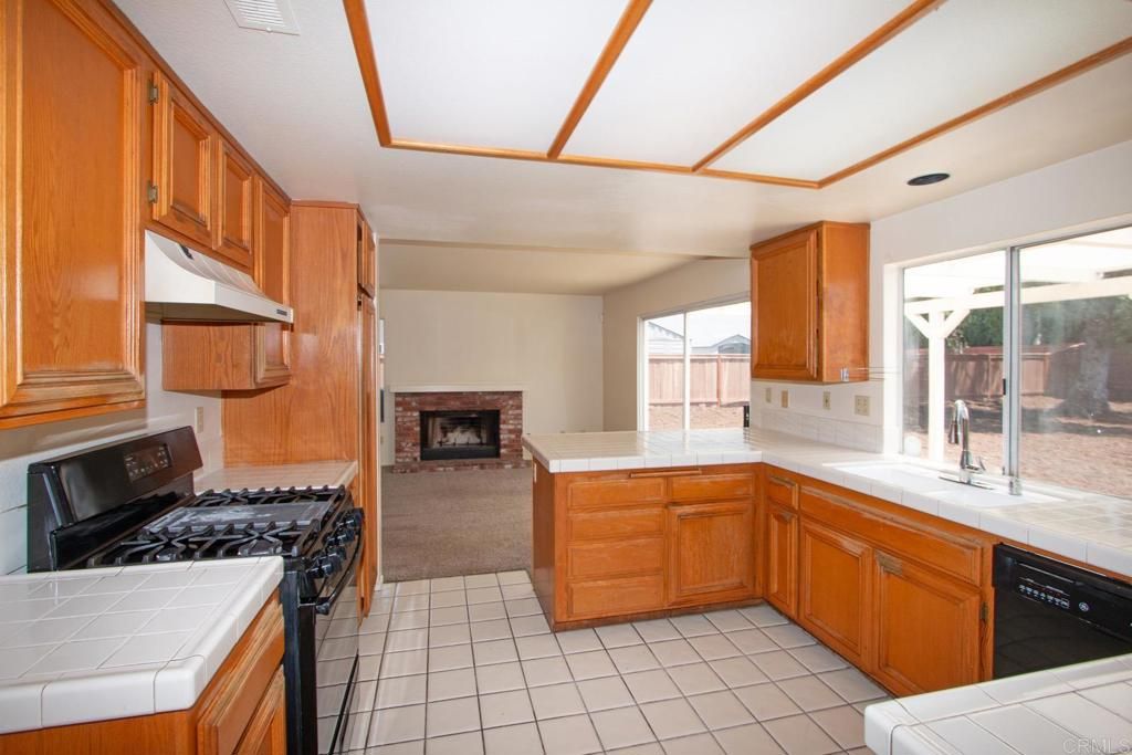 Image 9 of property listing at 800 Foxwood Drive, Oceanside, CA 92057