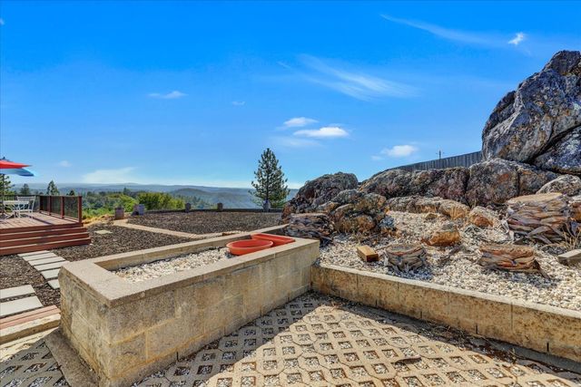 15391 Pear Valley Ln, Auburn, CA 95603