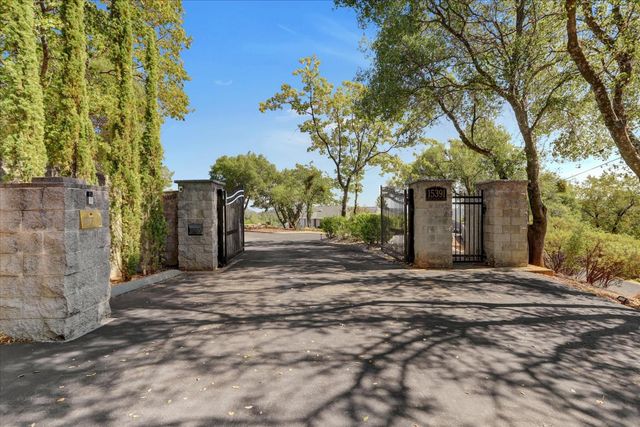 15391 Pear Valley Ln, Auburn, CA 95603