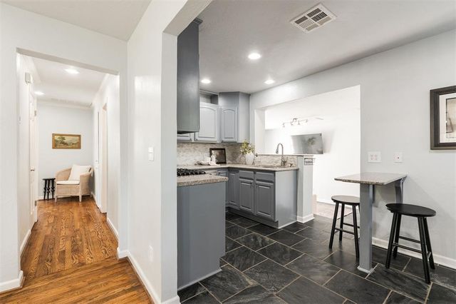 2017 Huntington Avenue, Nichols Hills, OK 73116