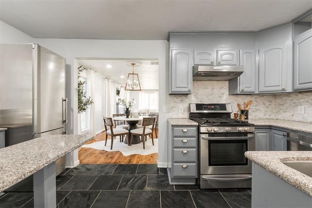 2017 Huntington Avenue, Nichols Hills, OK 73116