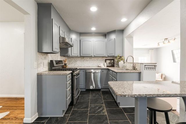 2017 Huntington Avenue, Nichols Hills, OK 73116