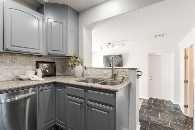 2017 Huntington Avenue, Nichols Hills, OK 73116