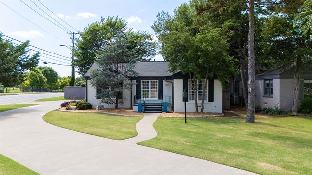 2017 Huntington Avenue, Nichols Hills, OK 73116