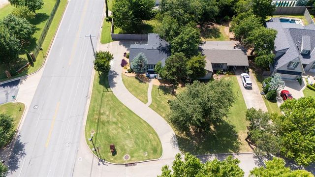 2017 Huntington Avenue, Nichols Hills, OK 73116