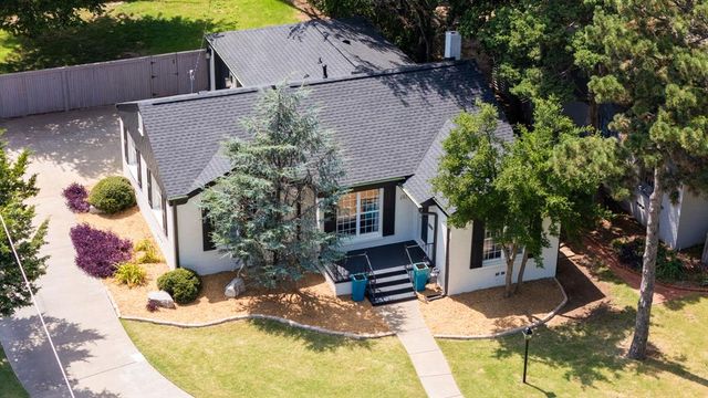 2017 Huntington Avenue, Nichols Hills, OK 73116