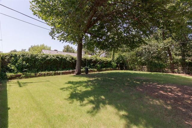 2017 Huntington Avenue, Nichols Hills, OK 73116