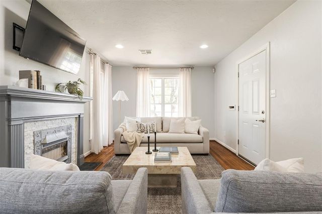 2017 Huntington Avenue, Nichols Hills, OK 73116