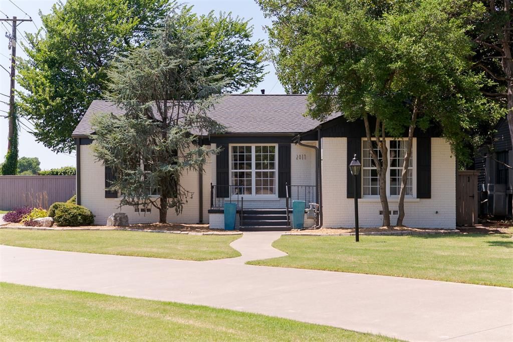 2017 Huntington Avenue, Nichols Hills, OK 73116