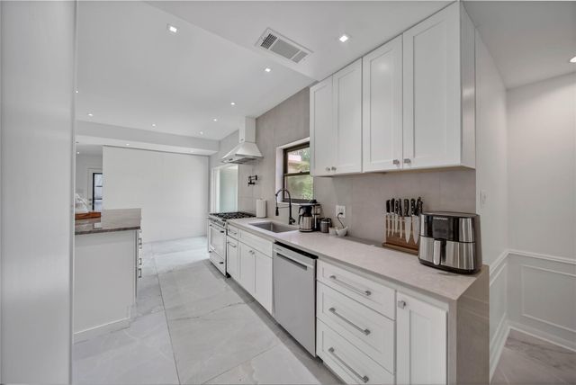 1030 Chantilly Lane, Houston, TX 77018