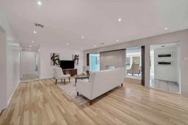 1030 Chantilly Lane, Houston, TX 77018