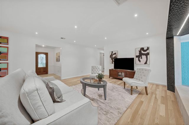 1030 Chantilly Lane, Houston, TX 77018