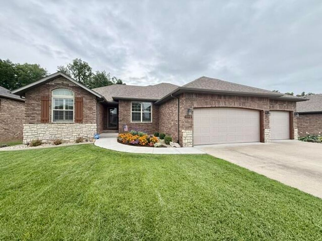 5752 S Winsor Drive, Battlefield, MO 65619