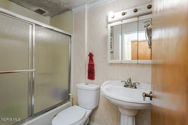 817 W Center Street, Fostoria, OH 44830