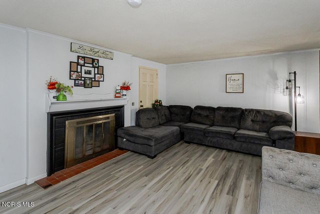 817 W Center Street, Fostoria, OH 44830