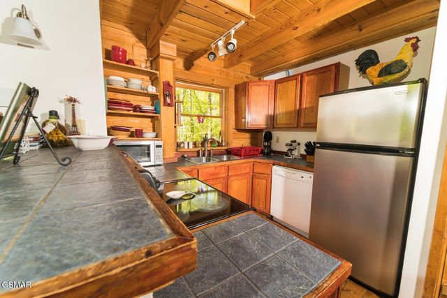 1009 Ravens Ford Way, Sevierville, TN 37876