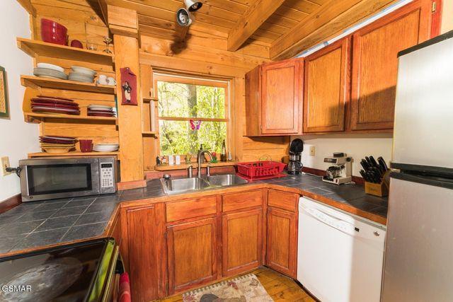 1009 Ravens Ford Way, Sevierville, TN 37876