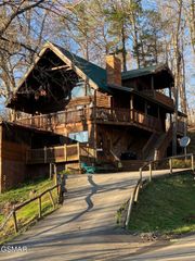 1009 Ravens Ford Way, Sevierville, TN 37876